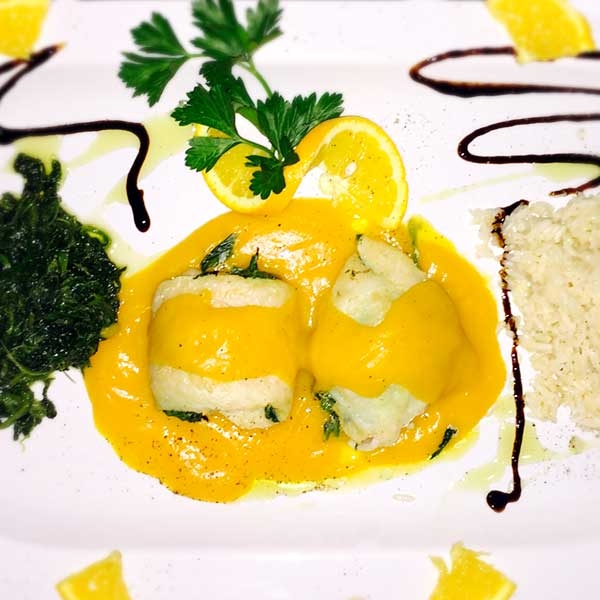 Gefüllte Fischröllchen mit Spinat auf Kürbiscreme